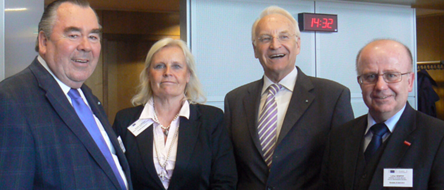 Diskutierten über Bürokratieabbau (v.li.n.re.): Präsident Heinrich Traublinger, MdL a. D., Gunilla Almgren, Präsidentin der UEAPME, Dr. Edmund Stoiber und Hauptgeschäftsführer Dr. Lothar Semper. Foto: Kosel Diskutierten über Bürokratieabbau (v.li.n.re.): Präsident Heinrich Traublinger, MdL a. D., Gunilla Almgren, Präsidentin der UEAPME, Dr. Edmund Stoiber und Hauptgeschäftsführer Dr. Lothar Semper. Foto: Kosel