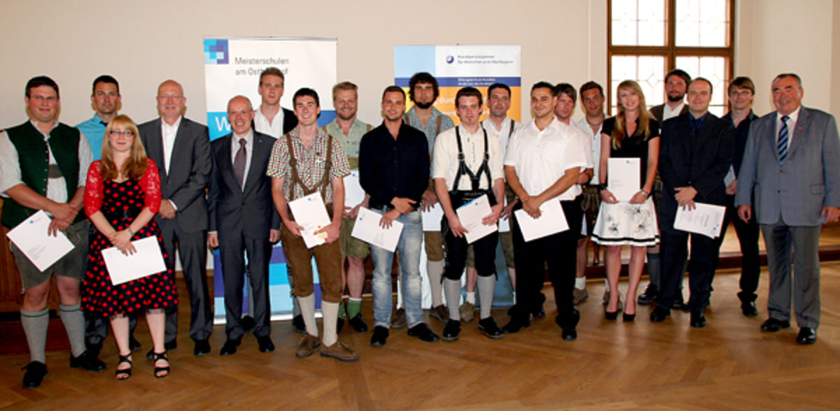 Handwerkskammerpräsident Heinrich Traublinger, MdL a. D. (rechts), Stadtschulrat Rainer Schweppe (4. v.l.) und Oberstudiendirektor Georg Junior (5. v.l.) gratulierten den Klassenbesten der Meisterschulen am Ostbahnhof.