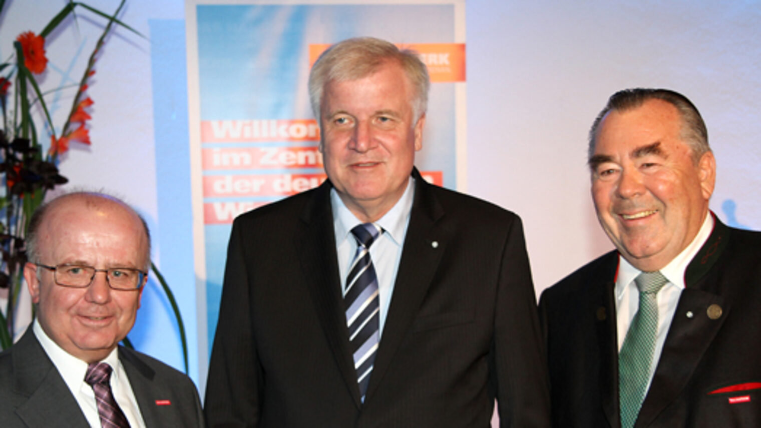 Ministerpräsident Horst Seehofer (mitte) im Gespräch mit BHT-Präsident Heinrich Traublinger, MdL a. D. (rechts) und Hauptgeschäftsführer Dr. Lothar Semper (links)