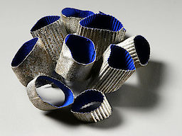 Annamaria ZanellaItalien/Italy¿Bionic Heart¿Brosche/brooch, 2005Silber, Email, Acryl, GoldSilver, enamel, acrylic, gold7x5,5x3 cm