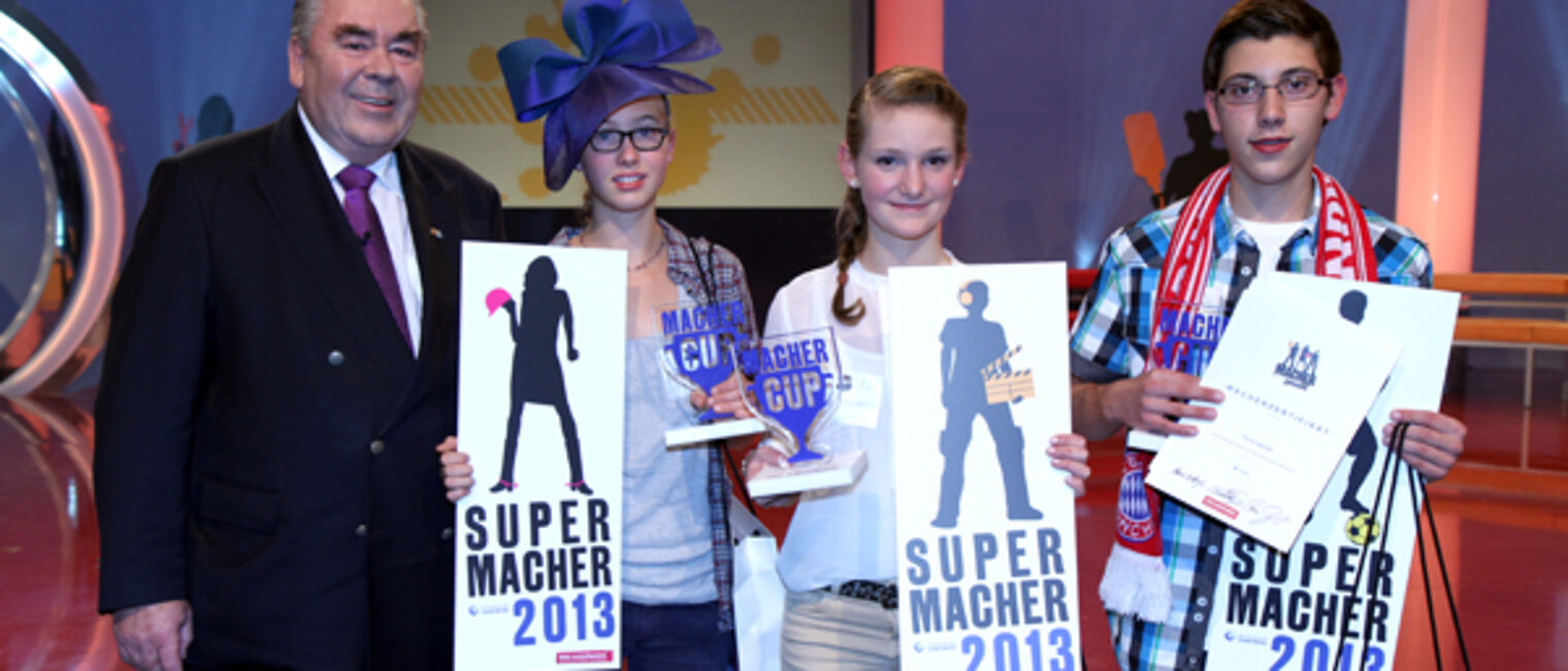 Die drei Supermacher des bayerischen Handwerks mit dem Präsidenten des Bayerischen Handwerkstags Heinrich Traublinger, MdL a. D.: Emilia Bachmann, Jasmin Schuhmann und Florian Egginger (v.l.n.r.). Die drei Supermacher des bayerischen Handwerks mit dem Präsidenten des Bayerischen Handwerkstags Heinrich Traublinger, MdL a. D.: Emilia Bachmann, Jasmin Schuhmann und Florian Egginger (v.l.n.r.).