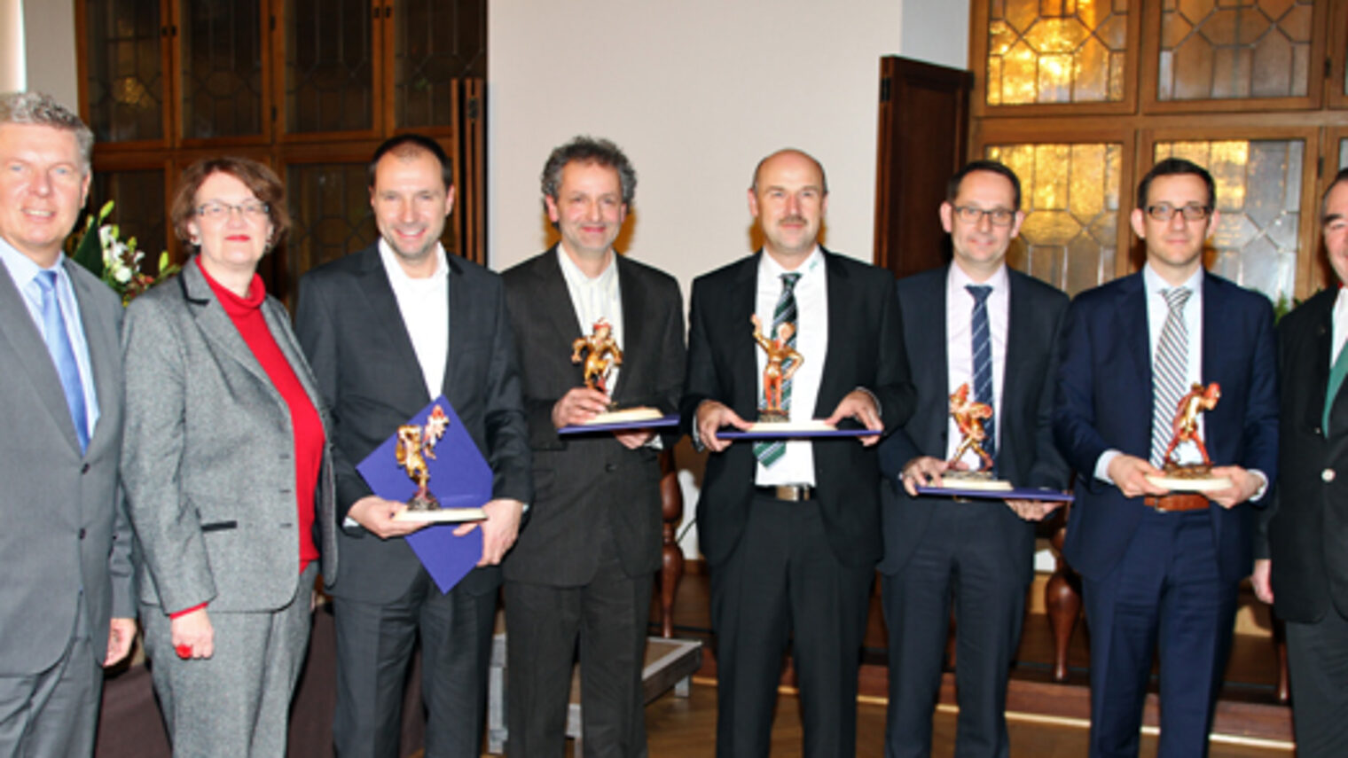 Handwerkskammerpräsident Heinrich Traublinger, MdL a. D. (rechts), Wirtschaftsreferent Dieter Reiter (links) und Münchens 2. Bürgermeisterin Christine Strobl (2.v.l.) gratulierten den Preisträgern.