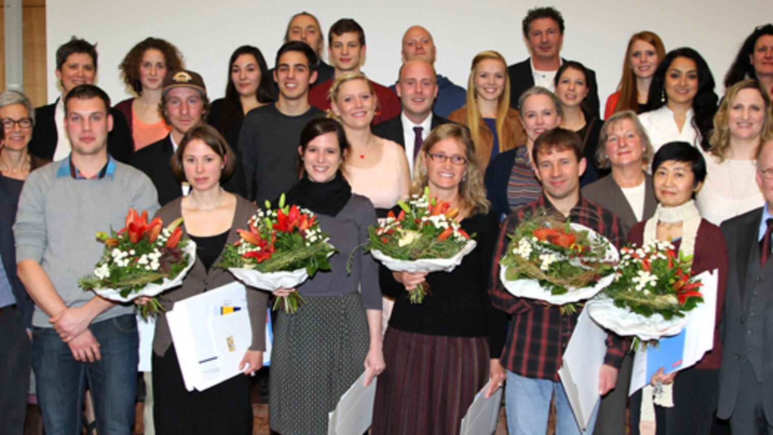 Hauptgeschäftsführer Dr. Lothar Semper (vorne rechts), Wolfgang Lösche Abteilungsleiter Messen und Ausstellungen (vorne links) und Barbara Schmidt, Leiterin der Akademie für Gestaltung und Design (3.v.l.) gratulierten den Preisträgern.