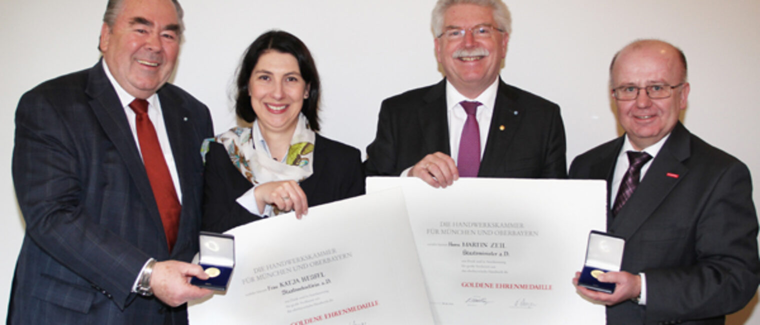 Martin Zeil (2.v.r.) und Katja Hessel (2.v.l.) wurden von Kammerpräsident Heinrich Traublinger (links) und Hauptgeschäftsführer Dr. Lothar Semper mit der Goldenen Ehrenmedaille der Handwerkskammer geehrt.