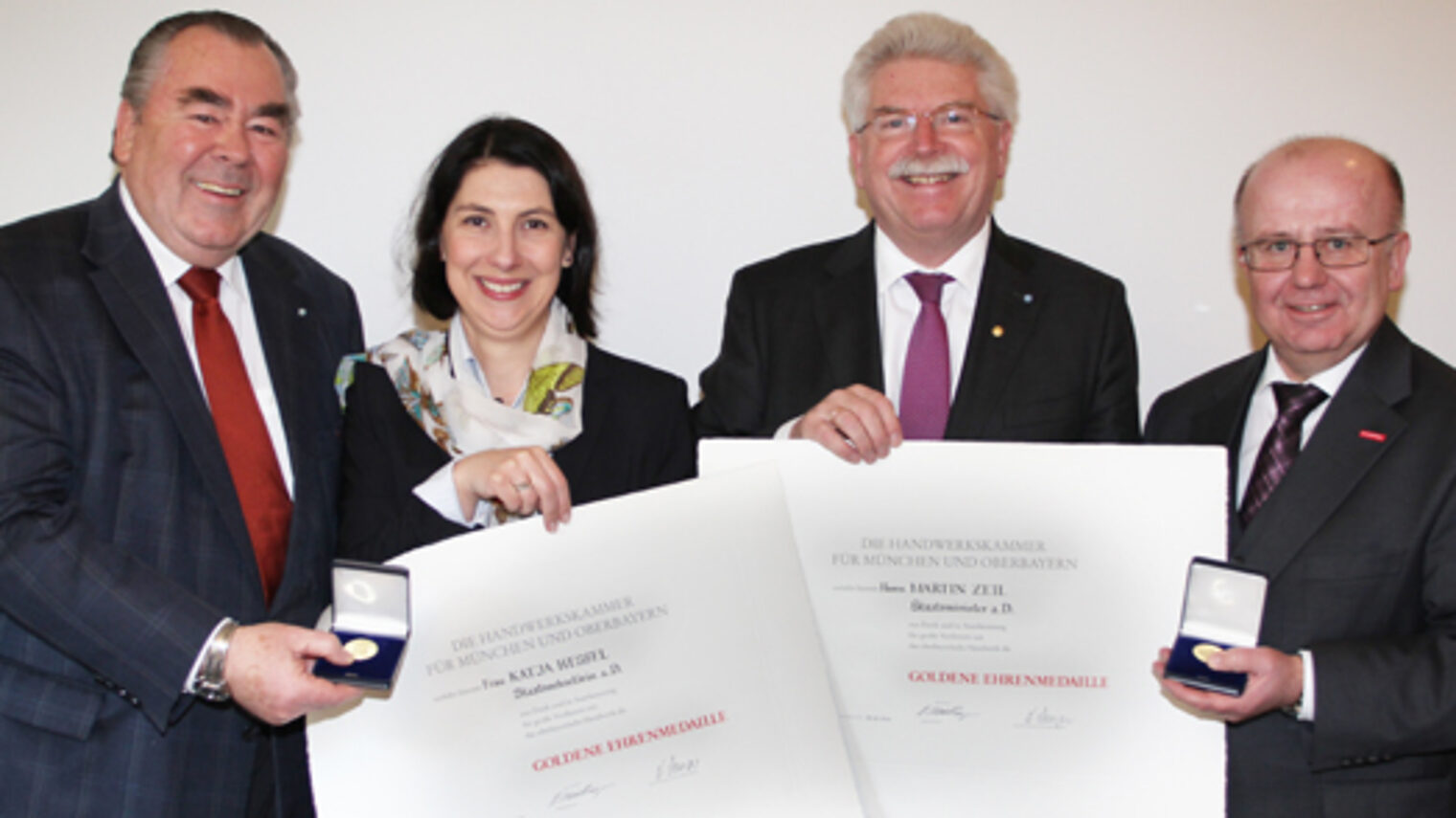 Martin Zeil (2.v.r.) und Katja Hessel (2.v.l.) wurden von Kammerpräsident Heinrich Traublinger (links) und Hauptgeschäftsführer Dr. Lothar Semper mit der Goldenen Ehrenmedaille der Handwerkskammer geehrt.