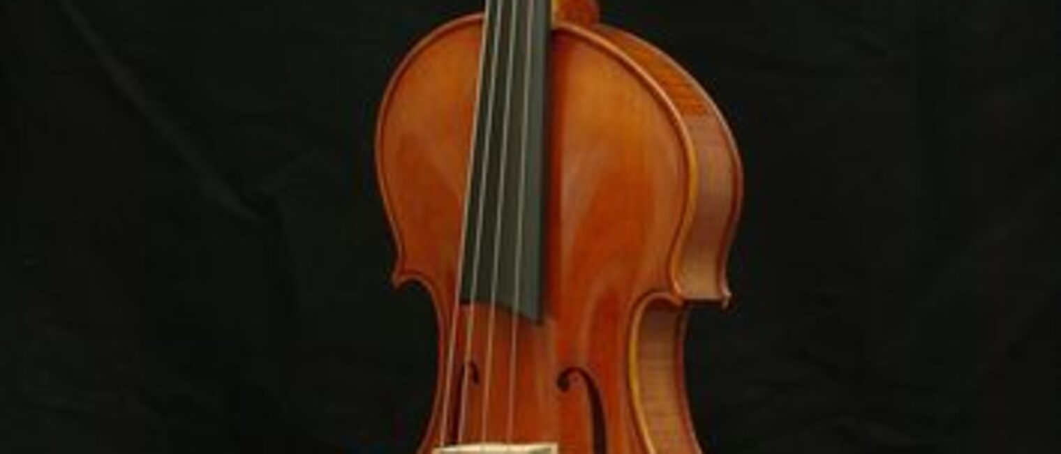 Viola mit asymmetrischer Korpusform; Ahorn, Fichte, Ebenholz, Schellack; 68,1 x 26,6 x 12 cm