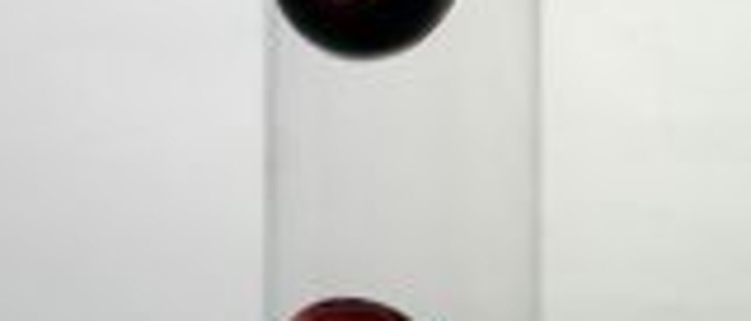 "Gemeine Vase"; Glas, geblasen, überfangen; 34 x Ø 10 cm