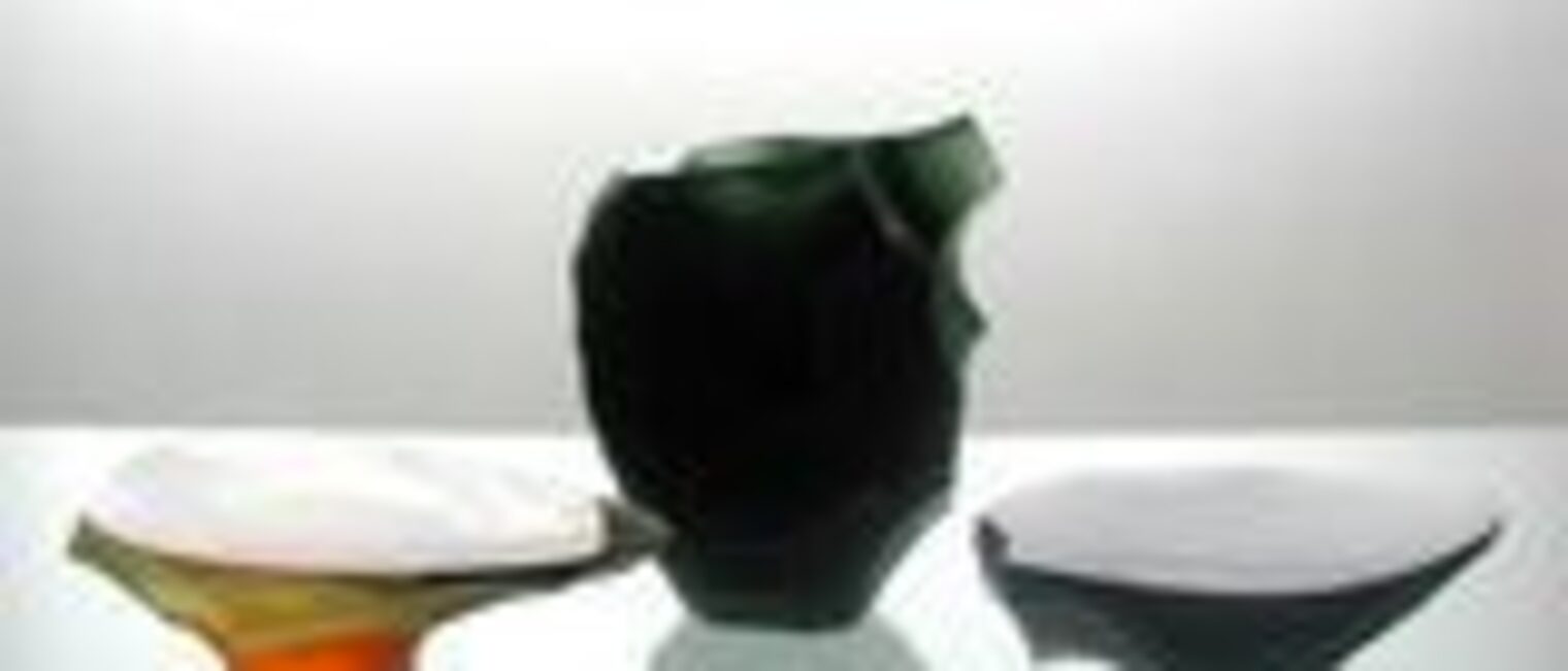 Vase und Schalen; Glas, geschmolzen, geschnitten; Vase: 22,2 x 25 x 5,7 cm