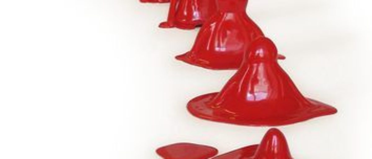 "Can't Stand the Heat"; Objektgruppe; Irdenware, modelliert; insg. 14 x 10 x 130 cm "Can't Stand the Heat"; Objektgruppe; Irdenware, modelliert; insg. 14 x 10 x 130 cm