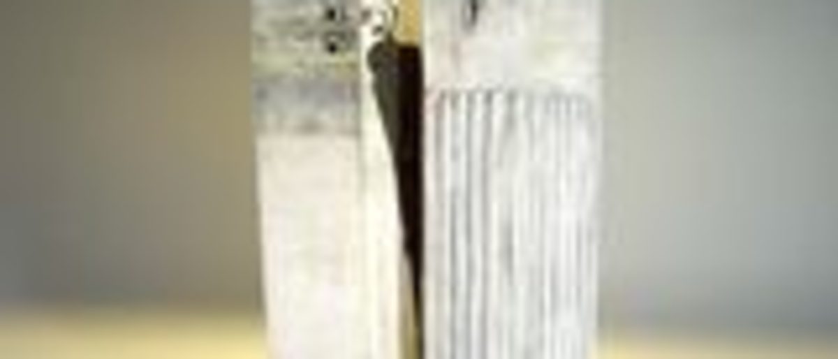 "In the narrow, shadowy gaps, lurking"; Steinzeug, aufgebaut; 47 x 30 x 9 cm "In the narrow, shadowy gaps, lurking"; Steinzeug, aufgebaut; 47 x 30 x 9 cm