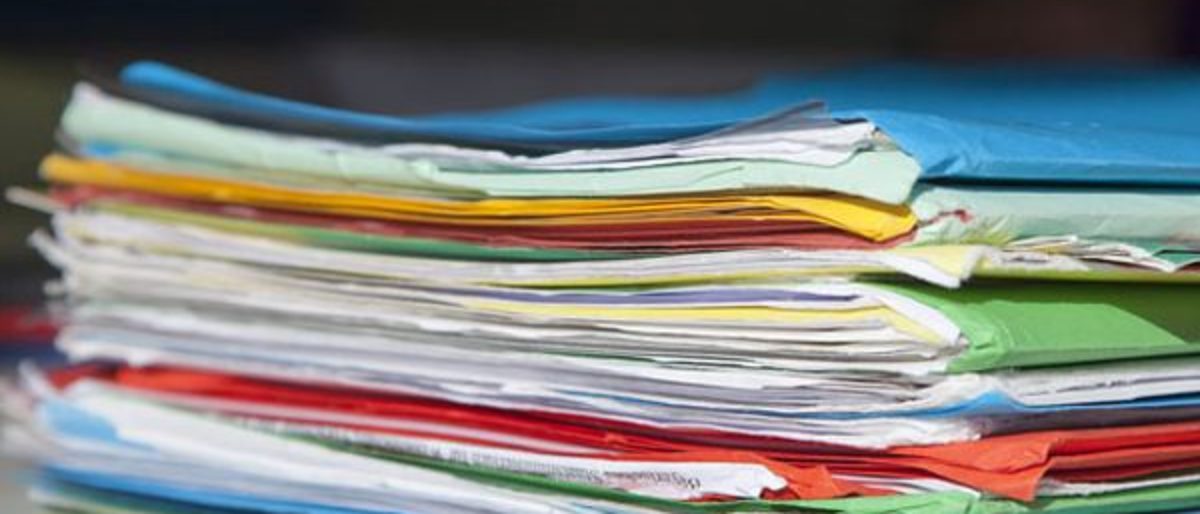 Bunte Mappen aus Pappe, gefüllt mit Papieren/UnterlagenEuropawahl 2014 Bunte Mappen aus Pappe, gefüllt mit Papieren/UnterlagenEuropawahl 2014