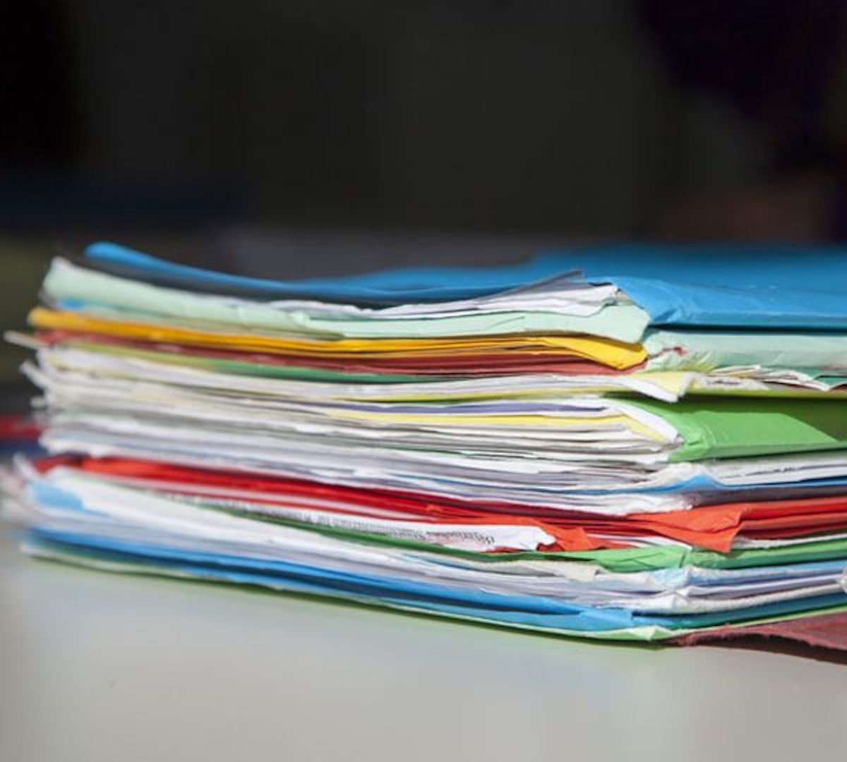 Bunte Mappen aus Pappe, gefüllt mit Papieren/Unterlagen Europawahl 2014