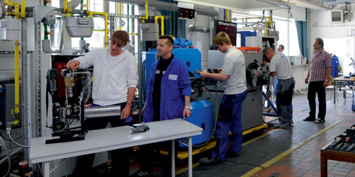 Werkstatt, Elektro/Metall, Installateur/Heizungsbauer, Mann, Aufwind
