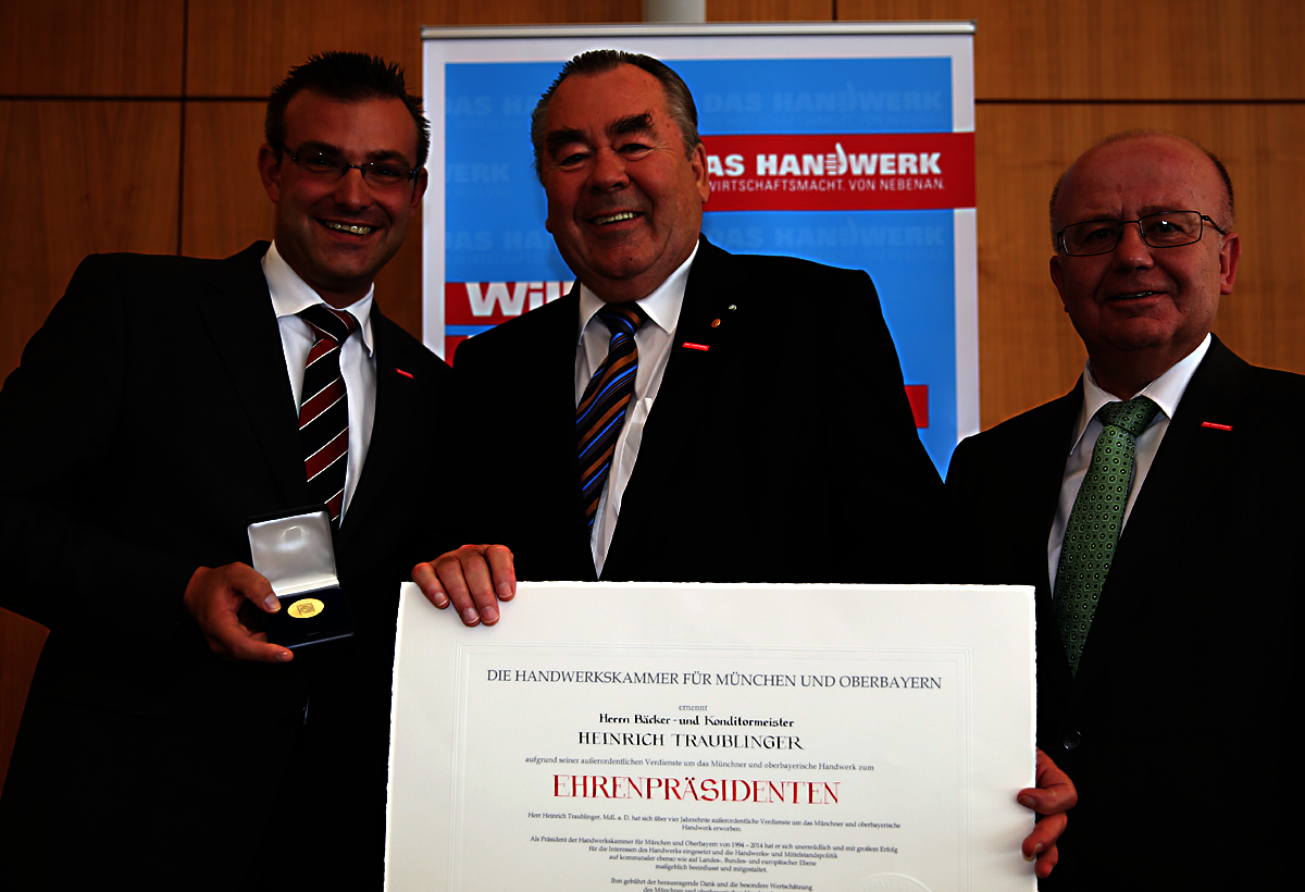 Ehrenpräsident Heinrich Traublinger, MdL a. D. (Mitte), Präsident Georg Schlagbauer (links) und Hauptgeschäftsführer Dr. Lothar Semper (rechts)