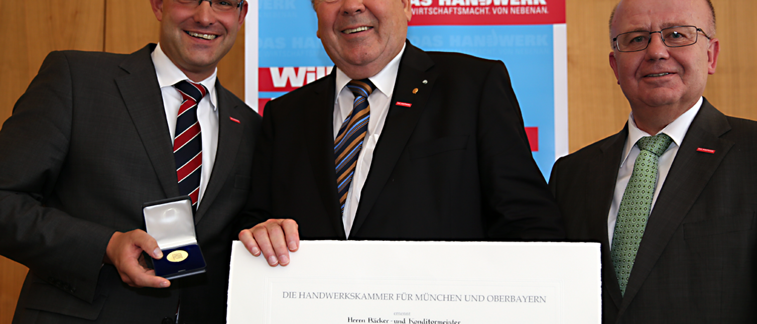 Ehrenpräsident Heinrich Traublinger, MdL a. D. (Mitte), Präsident Georg Schlagbauer (links) und Hauptgeschäftsführer Dr. Lothar Semper (rechts)
