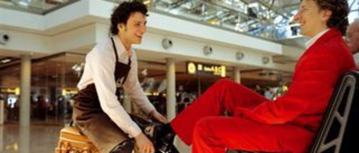 "Mister Shoeshine"; Schuhputzhocker mit Ausrüstung; 55 x 76 x 32 cm "Mister Shoeshine"; Schuhputzhocker mit Ausrüstung; 55 x 76 x 32 cm